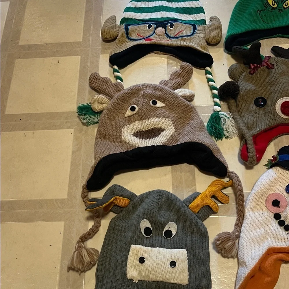 BUNDLE OF UNISEX KIDS CHRISTMAS WINTER HATS